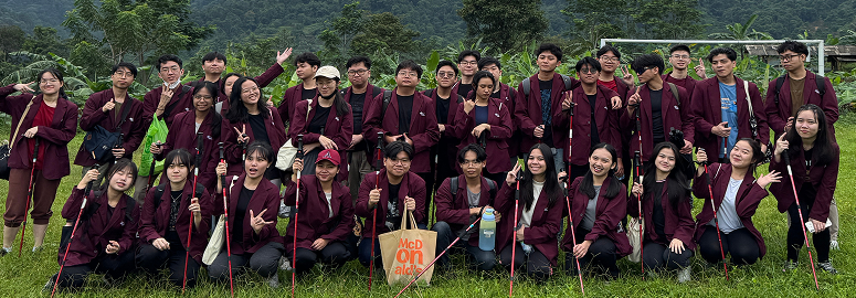 Foto pemberian bantuan secara simbolis